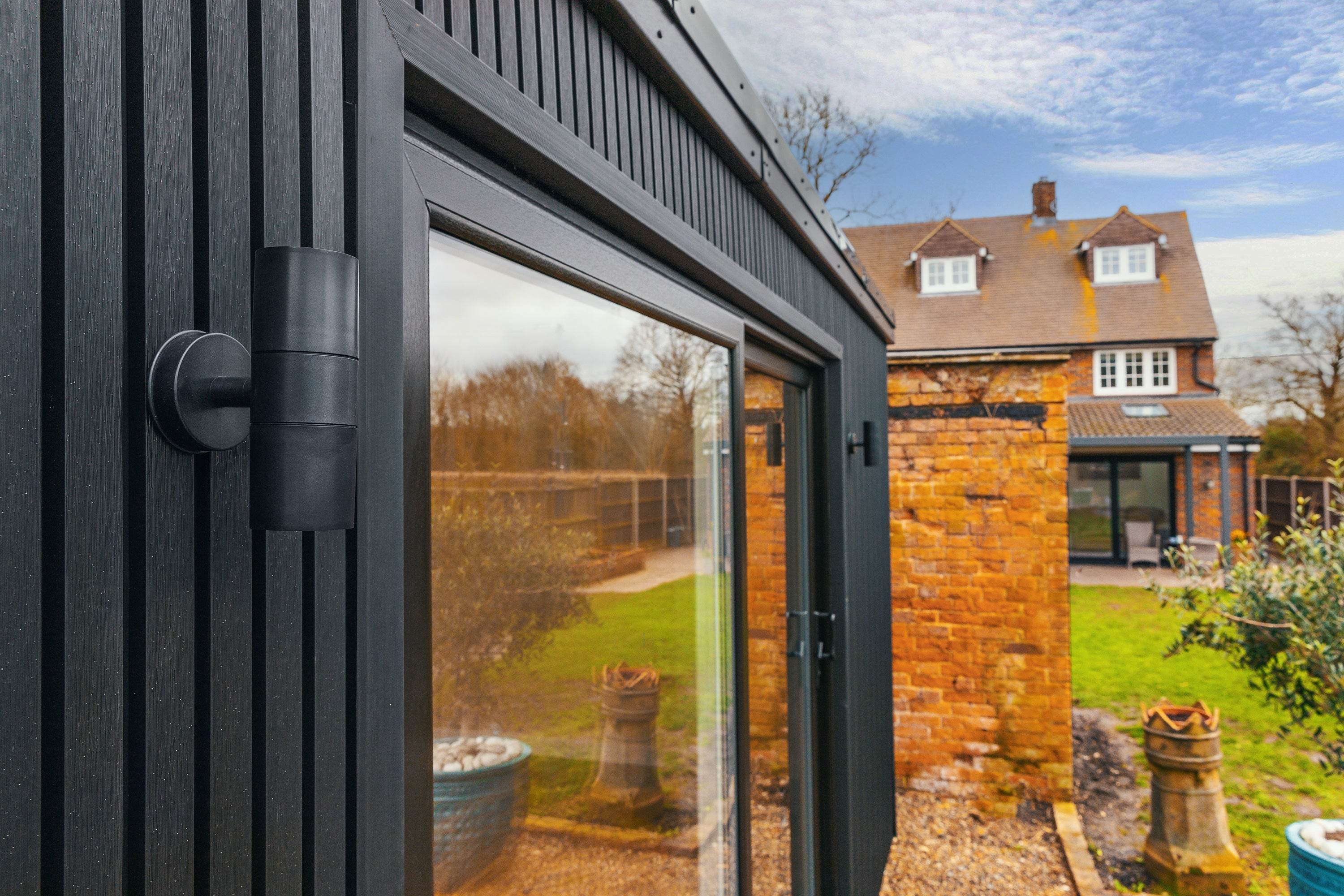 Black Composite Cladding For A Beautiful Garden Room Tuda Grass black-composite-cladding-for-a-beautiful-garden-room-tuda-grass
